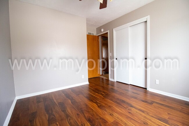 Building Photo - Must See! Well maintained 3 Bedrooms 2.5 B...