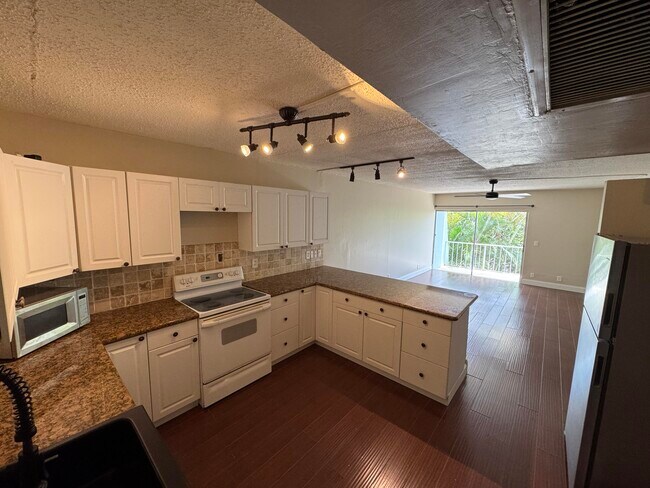Building Photo - 725 Hummingbird Way