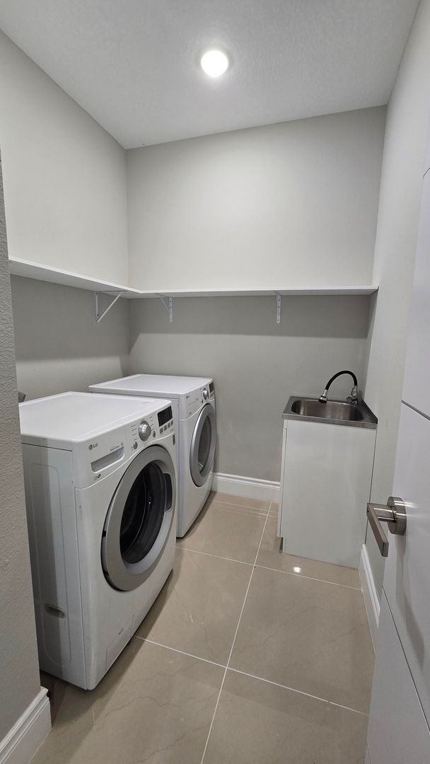 Building Photo - Beautiful and Modern 4 bed 3.5 Bath Townho...