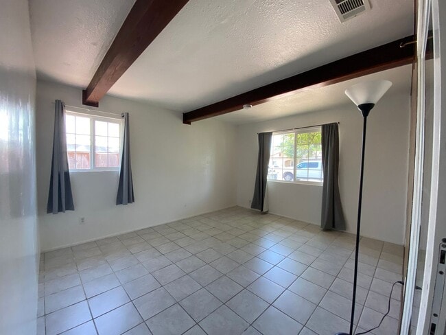 Building Photo - Nice 3 bedroom 1 bath with office Walking ...