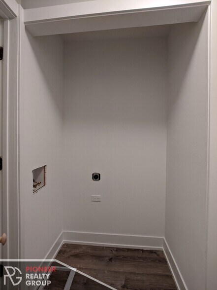 Building Photo - 542 W Surf St