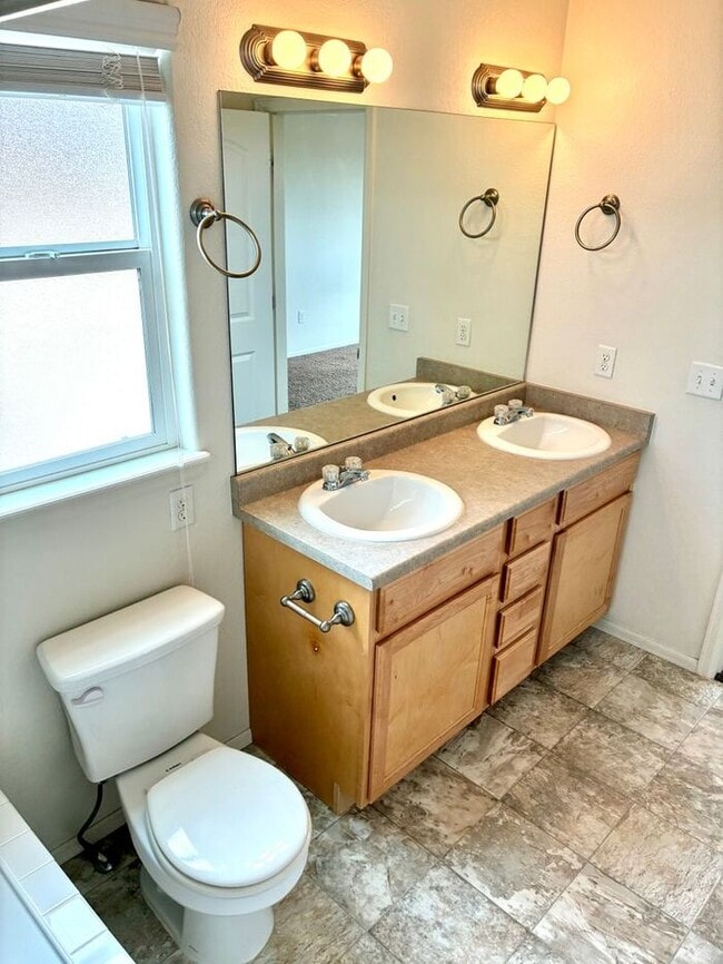 Building Photo - Beautiful 4 Bedroom Two-Story Home in Windsor!