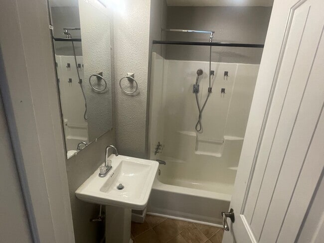 Building Photo - All brand new and updated, conveniently located in the heart of Norman!