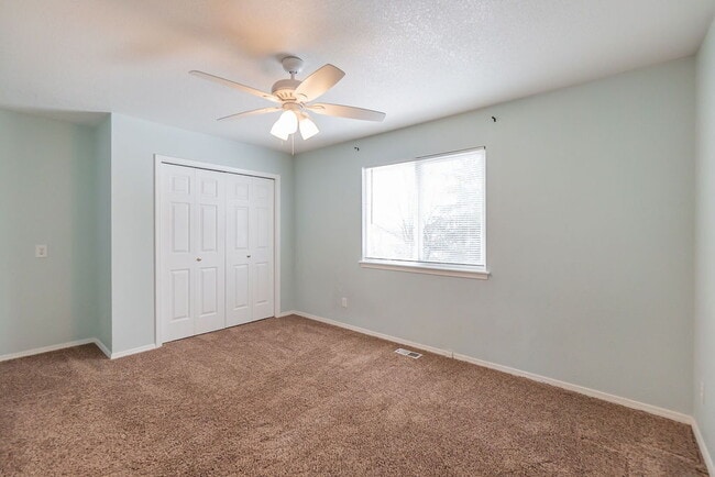 Building Photo - Large Tri-Level Home