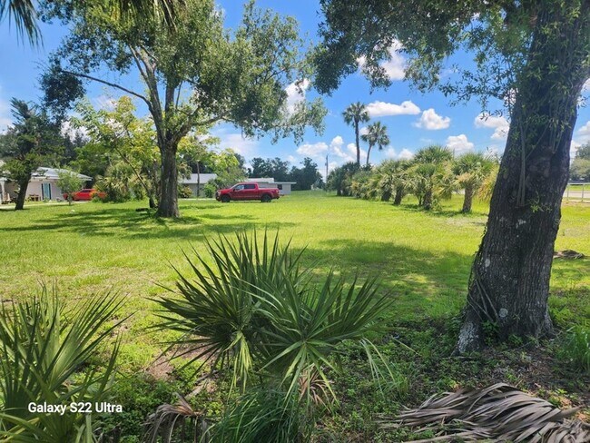 Building Photo - 1821 Los Pinos Rd