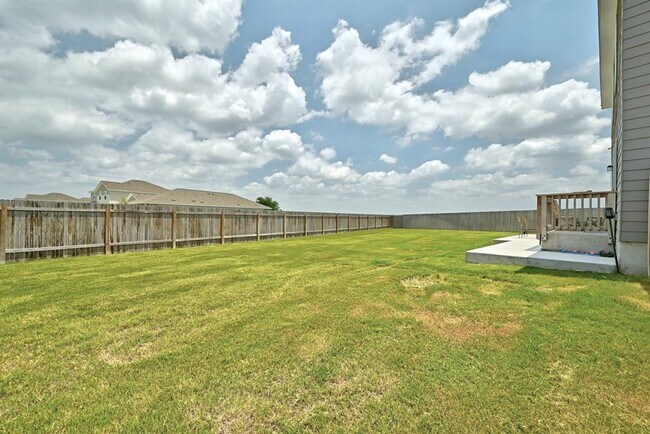 Building Photo - 215 Rubrum Rd
