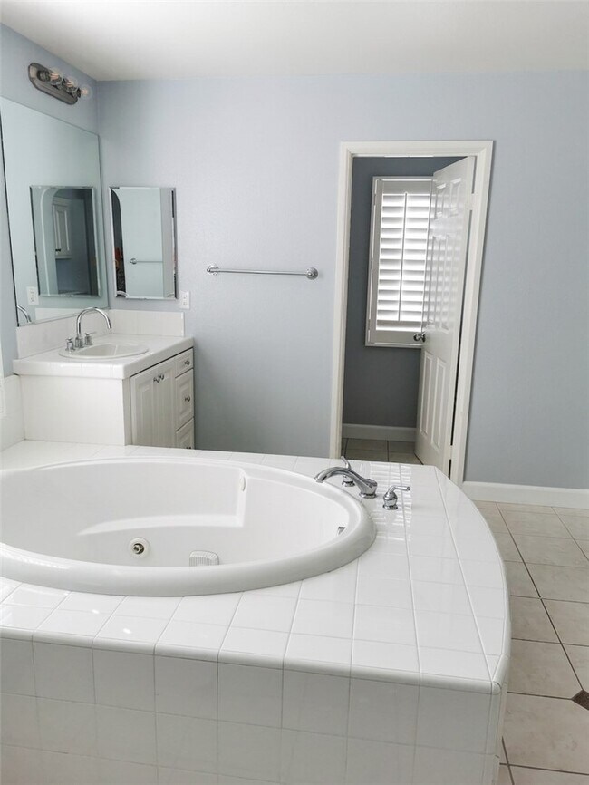 Building Photo - 1318 Swan Loop S