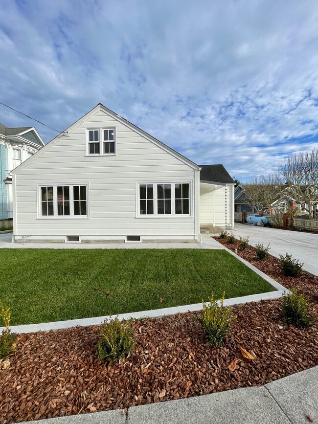 Building Photo - 900 Main St