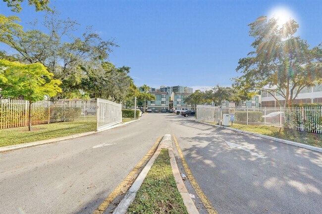 Building Photo - 4218 Inverrary Blvd