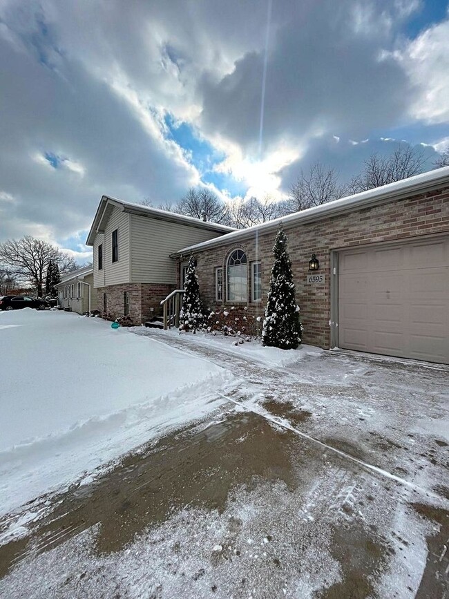 Building Photo - Welcome to Your Family Home Near Portage L...