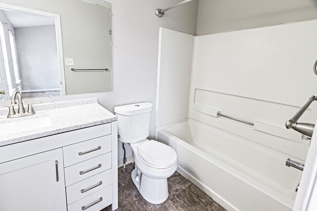 Building Photo - Renovated Townhome in Woodburne