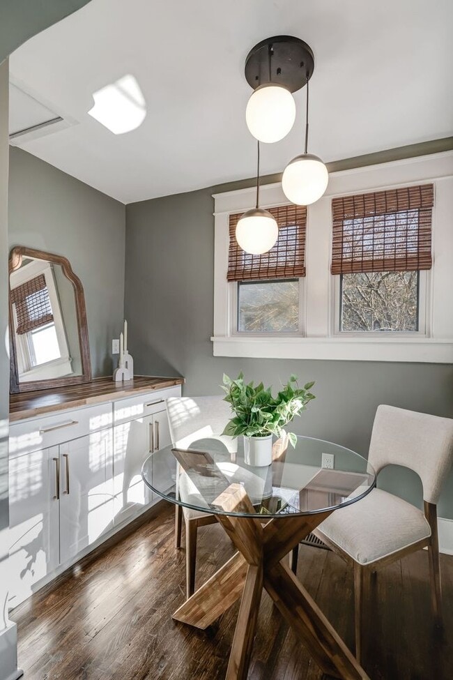 Building Photo - Charming Bungalow with 1 Bedroom Plus Office, Fenced Yard and Pet Friendly in East Nashville