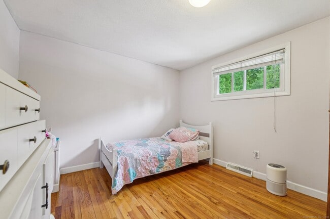 Building Photo - 44 Simsbury Manor Dr