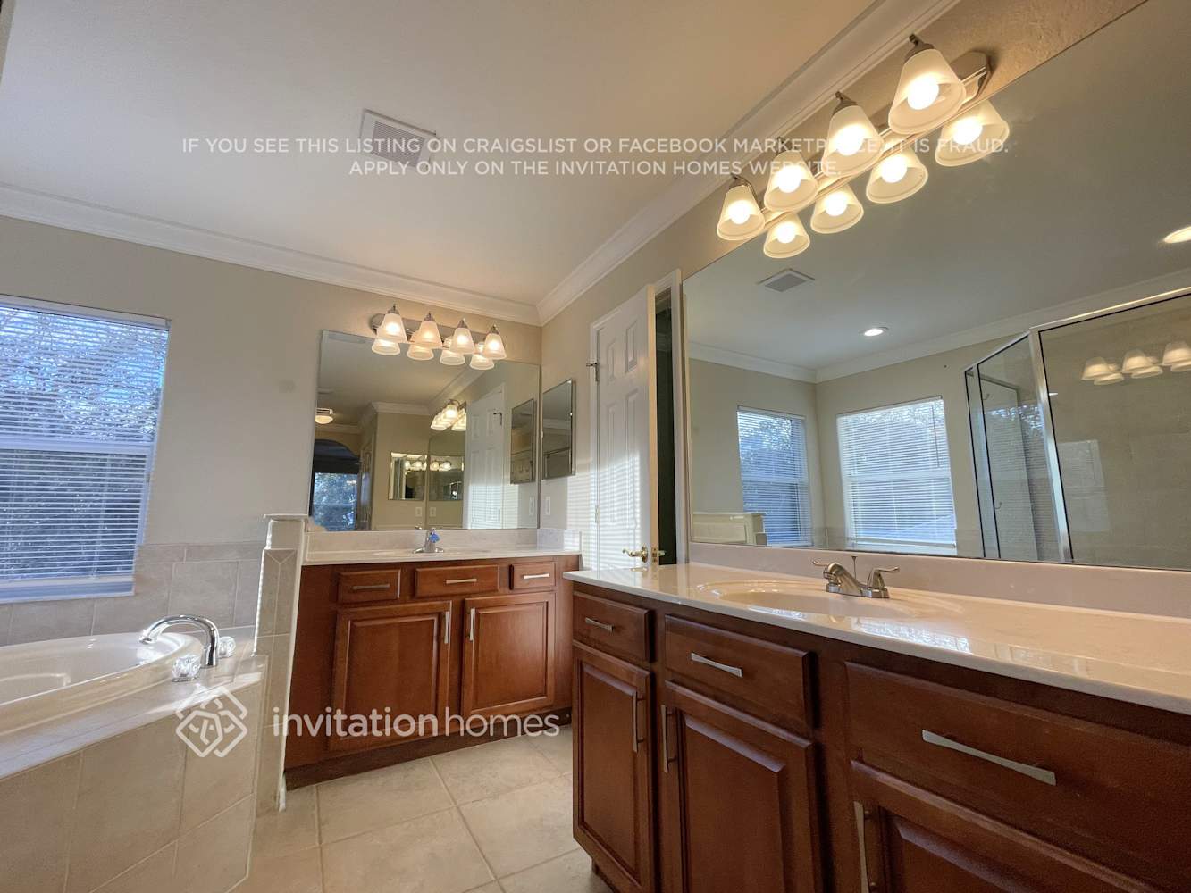 Building Photo - 10448 Deerberry Dr