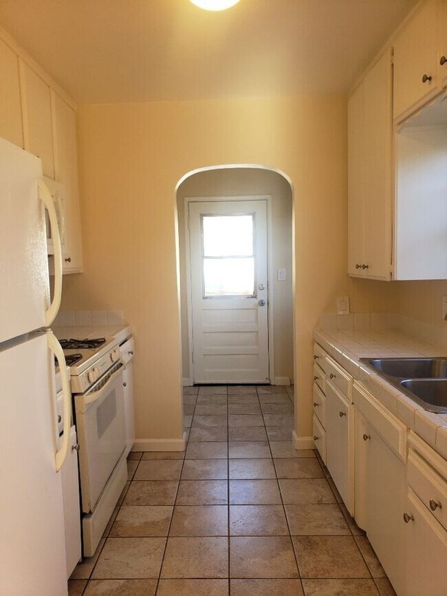 Building Photo - 3bdr duplex minutes from San Diego State!