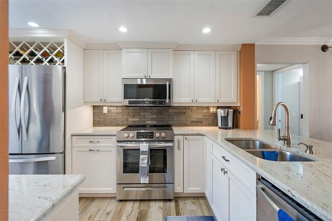 Building Photo - 6277 Bahia Del Mar Blvd S