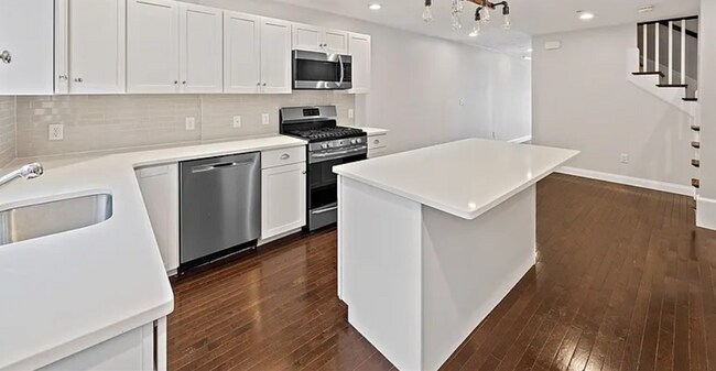 Primary Photo - 469 Sherman St