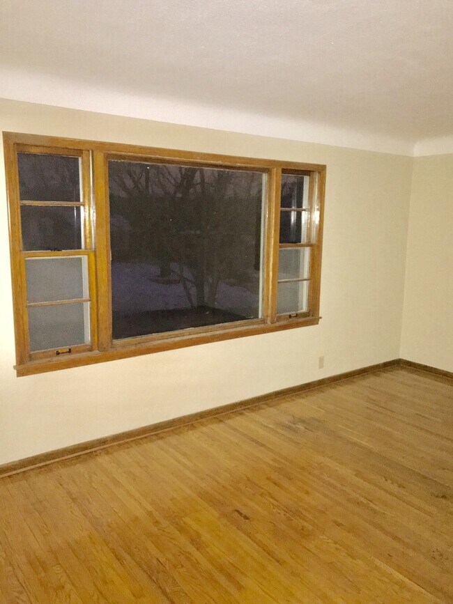 Building Photo - Ready to go 4 Bedroom 2 Bath Home in South...