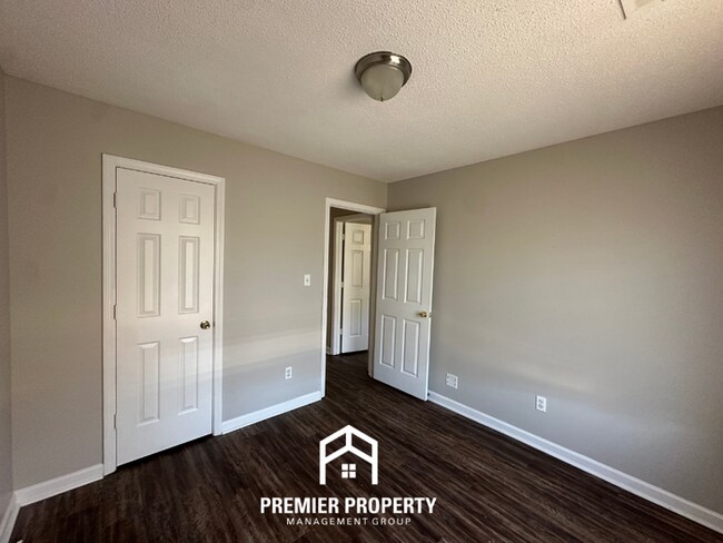 Building Photo - 7041 Ireland Dr