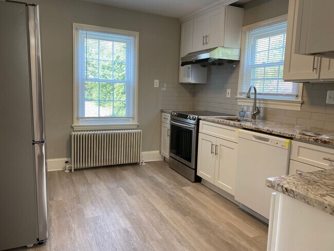 Building Photo - Updated 3 bedroom, 1.5 bathroom single fam...