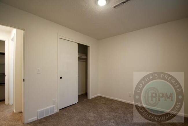 Building Photo - Spacious 4-bedroom, 3-bath home in Omaha