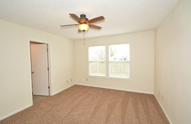 Building Photo - 8561 Bluff Point Dr