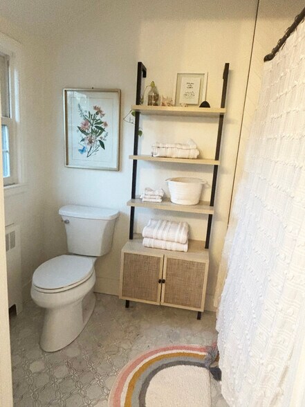 upper bath - 6120 N Kent Ave