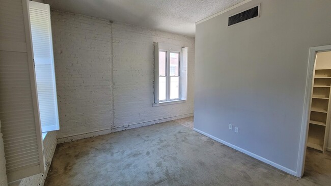 Building Photo - 229 N Poplar St