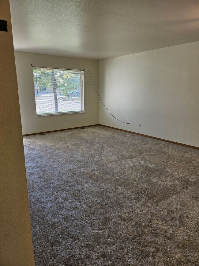 Building Photo - 931 Village Cir