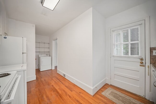Building Photo - 2bedroom 1 bath