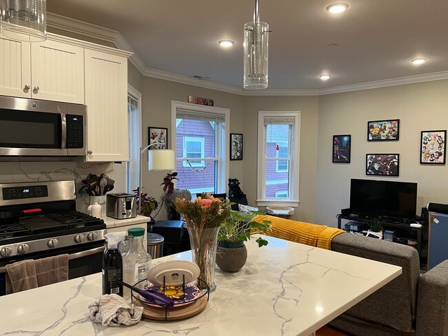 Building Photo - 118 Holland St