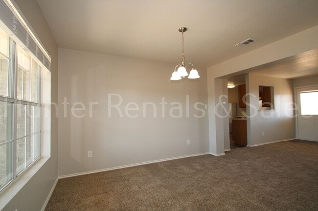 Building Photo - Spacious!