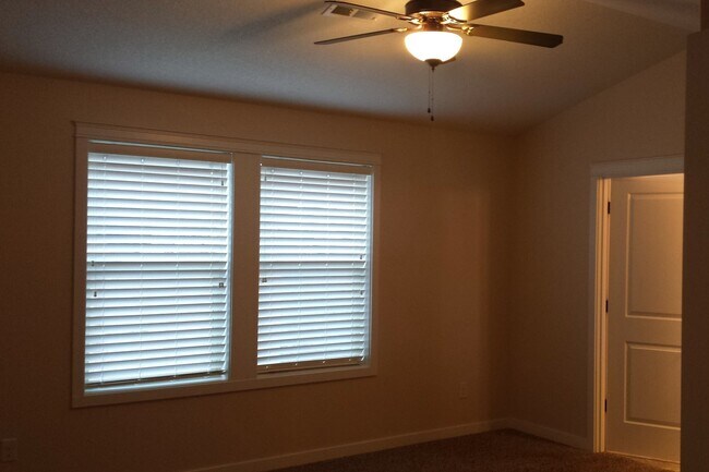 Building Photo - Spacious & Beautiful Home in Great Locatio...