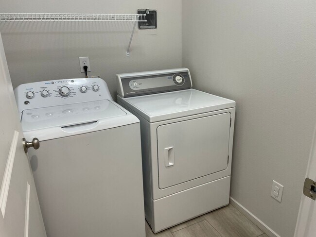 Building Photo - 3 Bedroom Townhome w/FULLY FENCED YARD & G...