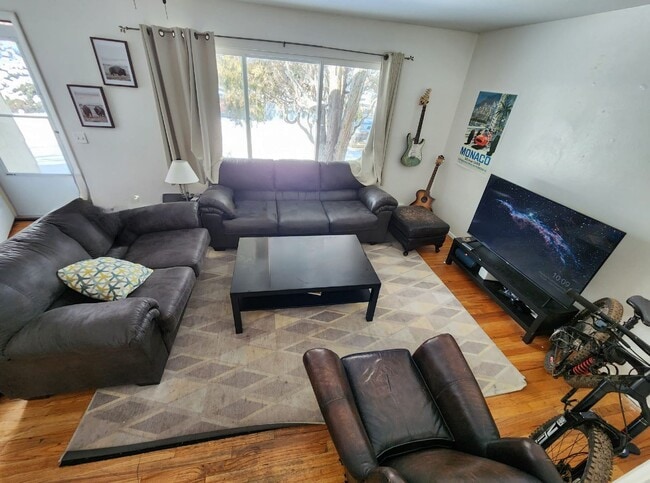 Building Photo - 3 Blocks from CU! Great South Boulder Location Preleasing for August 1st 2026