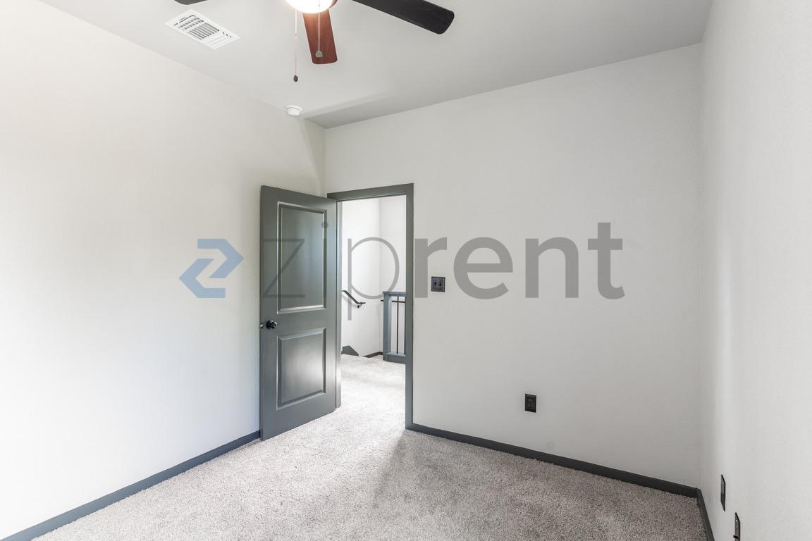 Building Photo - Unit A