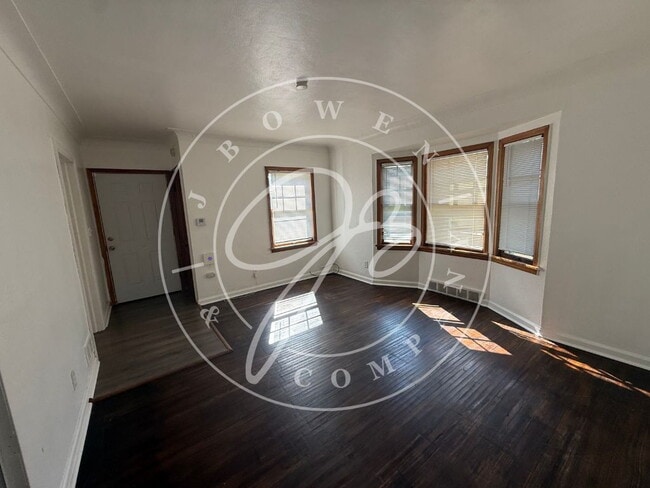 Building Photo - "Charming 3-4 Bed home with Hardwood floors close to the University Of Toledo