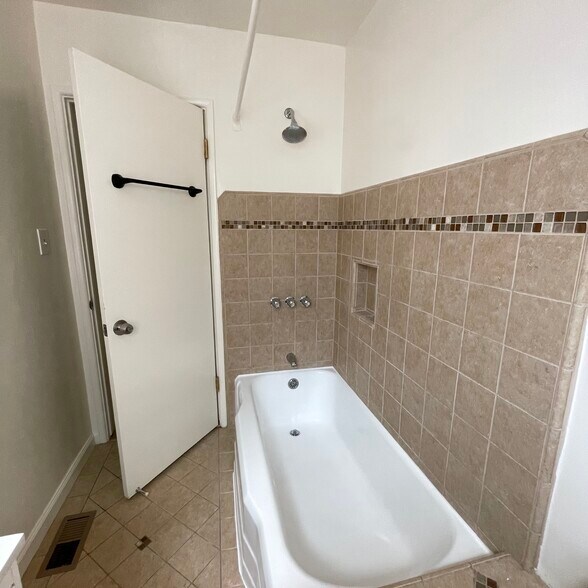 bath - 2122 Montana Ave