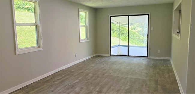 Building Photo - 646 Robertsville Rd