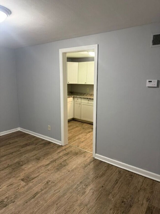Building Photo - Spacious Two Bedroom Townhouse