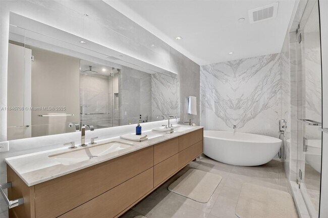 Building Photo - 18501 Collins Ave