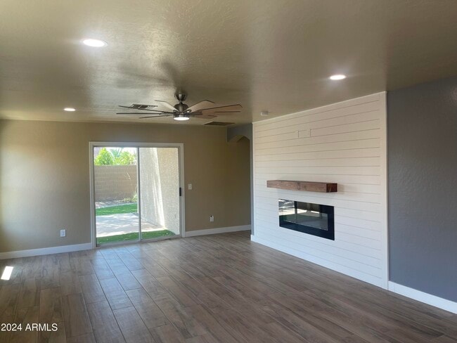 Building Photo - 15433 W Mercer Ln