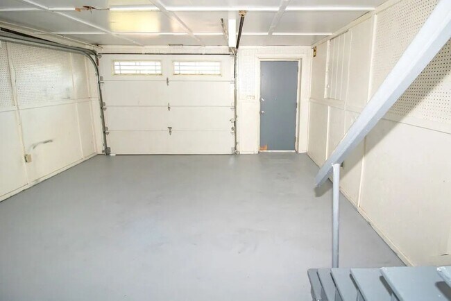 Building Photo - Spacious Home Bryson City limits