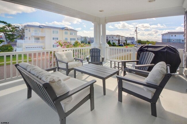 Building Photo - 352 31st St S