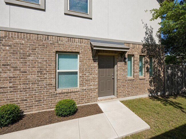Building Photo - 2304 S Lakeline Blvd