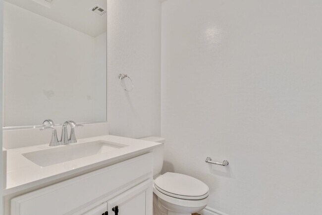 Building Photo - Spacious Three Story 3 Bed 3.5 Bath Smarth...