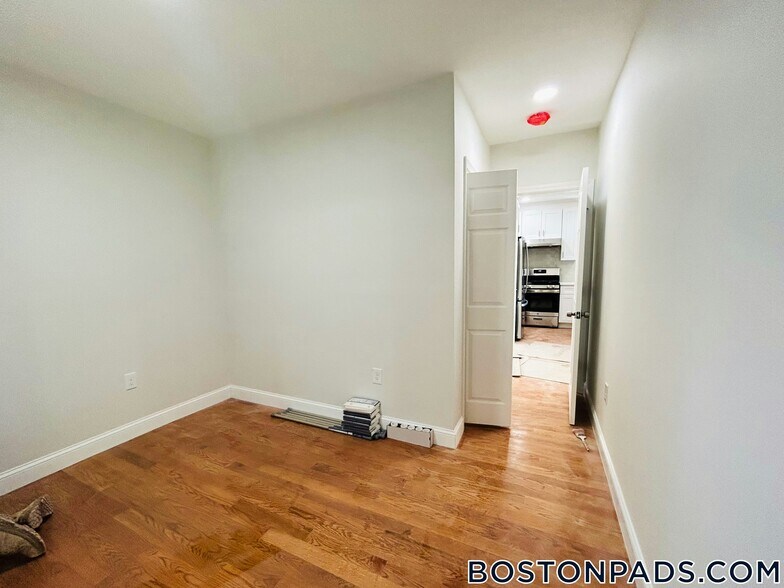 Building Photo - 27 Waverly St