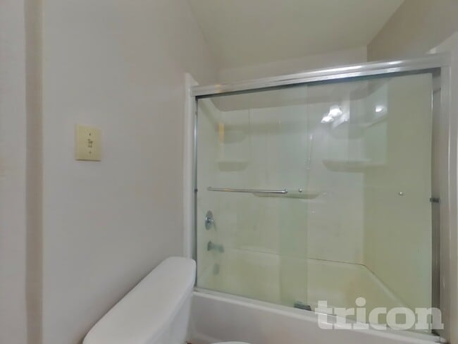 Building Photo - 2749 El Rey St