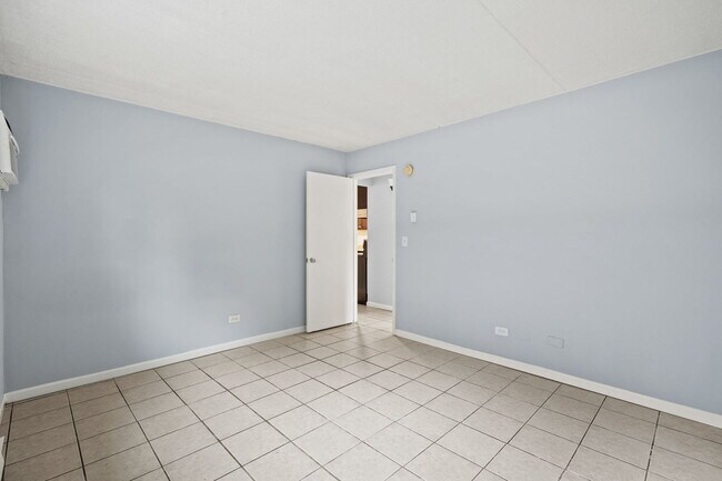 Building Photo - 21W284 Tee Ln