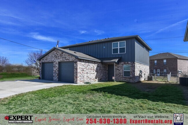 Building Photo - Discover the perfect blend of comfort and convenience!!